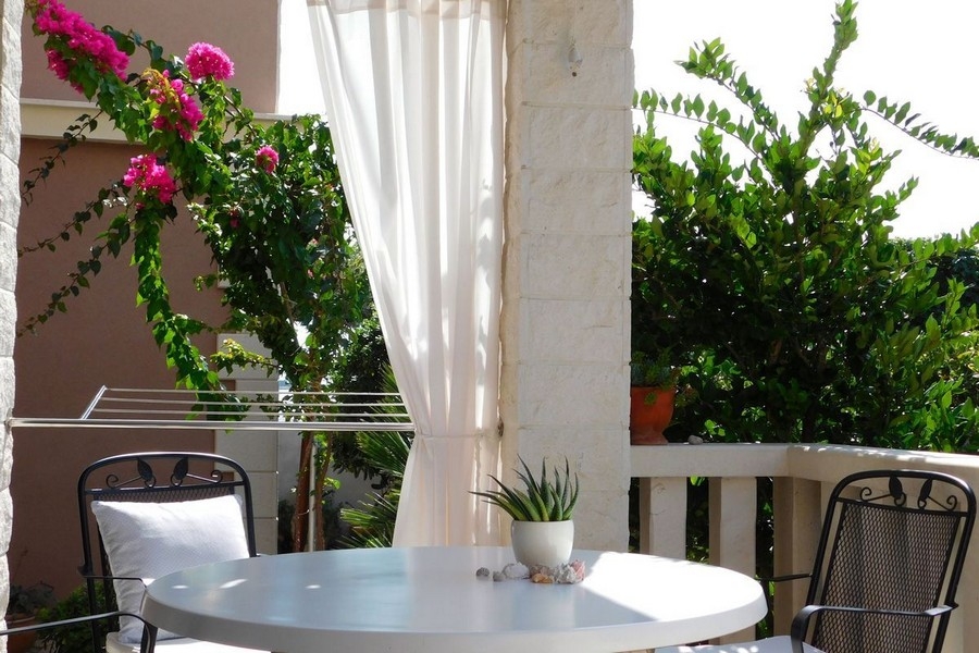 Terrazza coperta con salotto e buganvillea