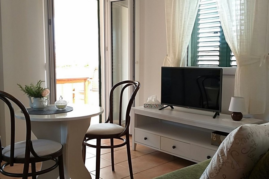 Soggiorno con tavolo da pranzo e accesso alla terrazza
