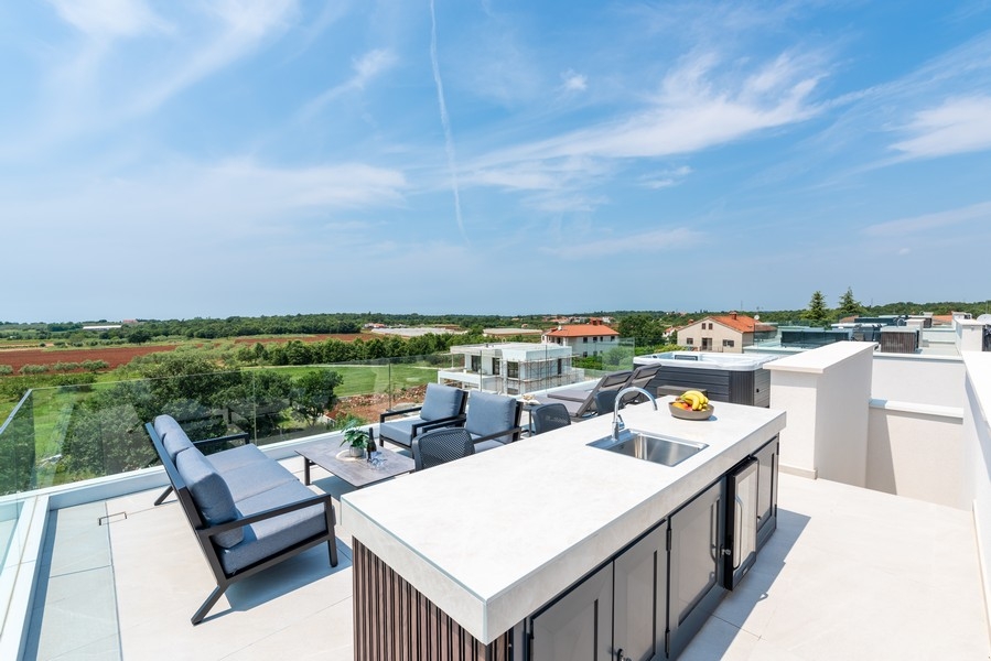 Terrazza sul tetto con lounge, bar esterno e vista ampia
