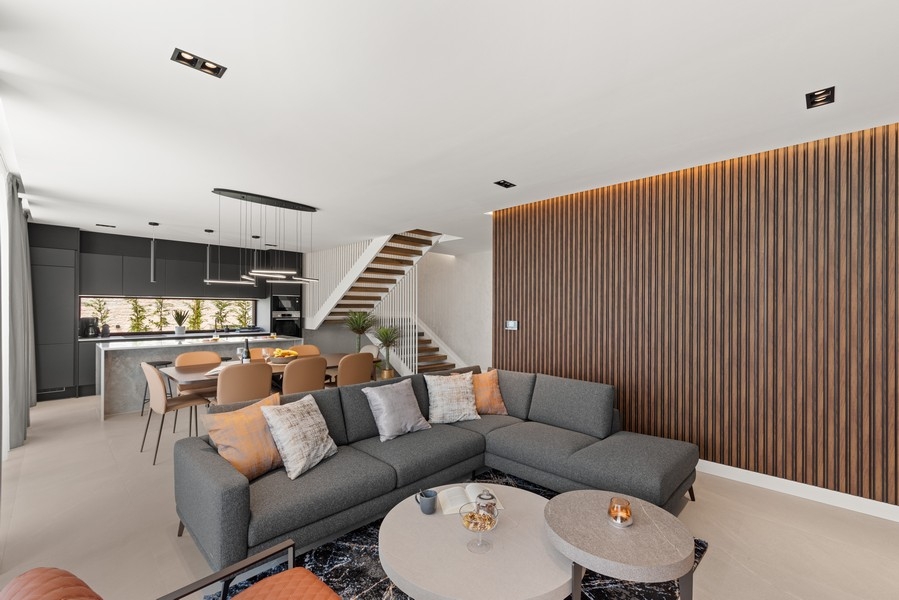 Soggiorno con mobili di design e cucina aperta