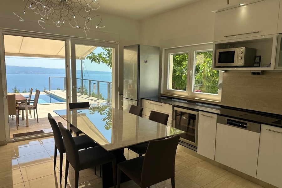 Cucina con vista sulla terrazza e sul mare