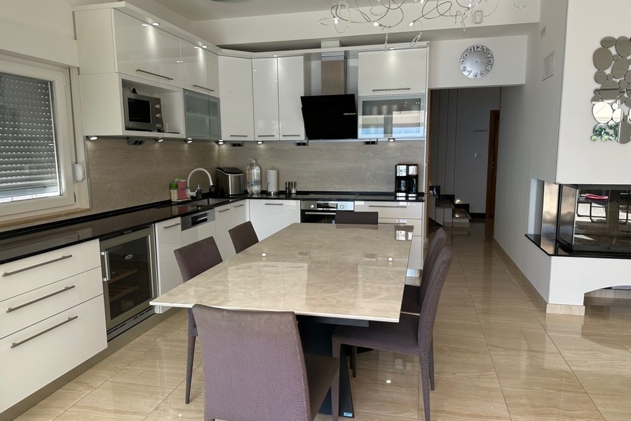 Ampia cucina componibile con zona pranzo