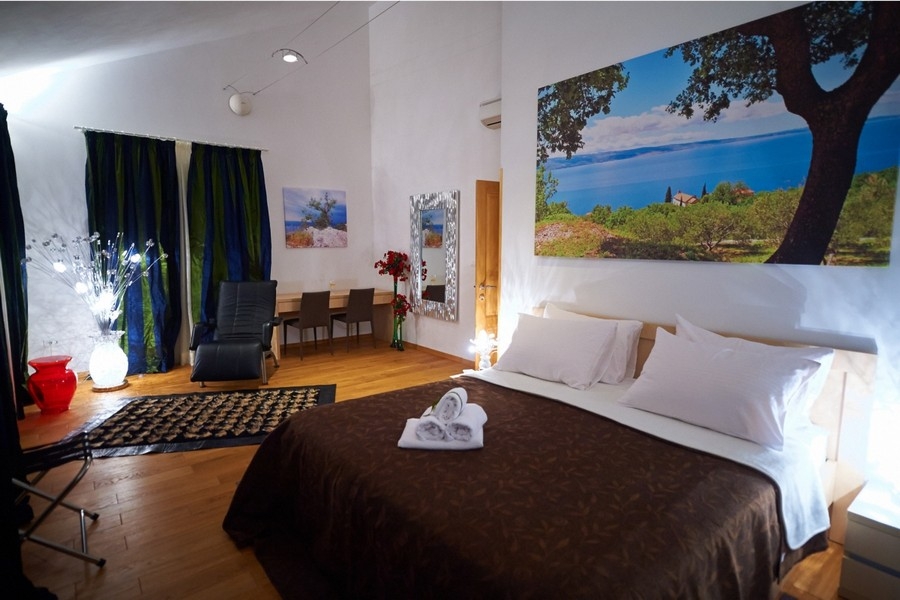 Camera da letto con vista mare e zona salotto