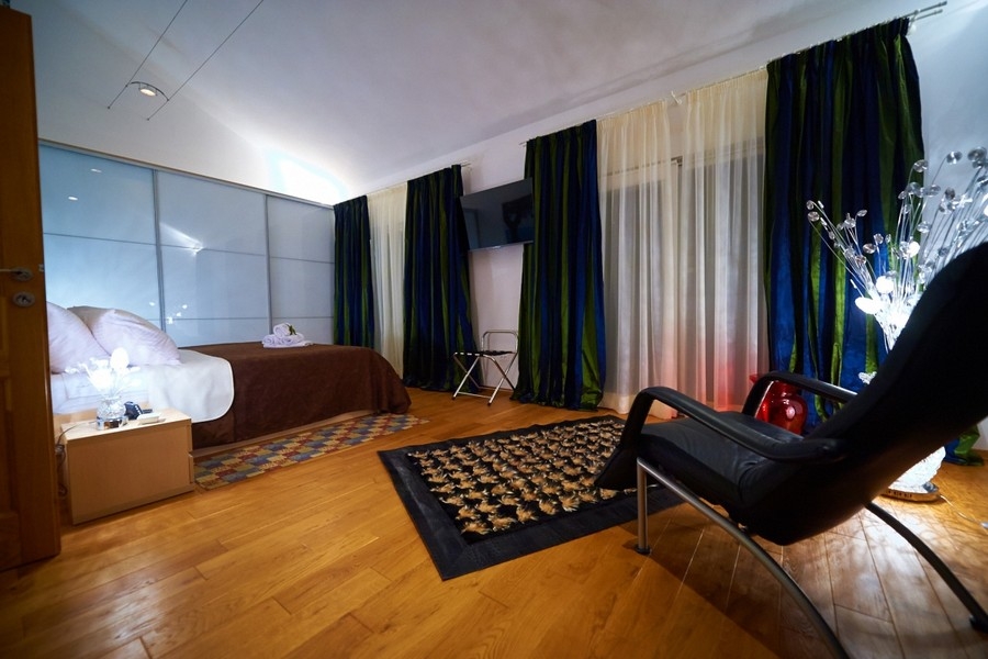 Spaziosa camera da letto con parquet e zona salotto