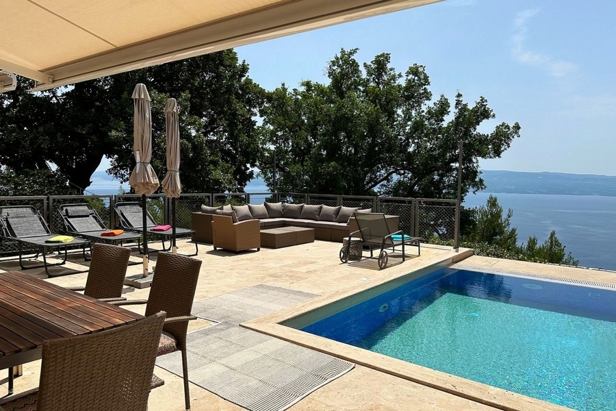 Terrazza con piscina e vista mare