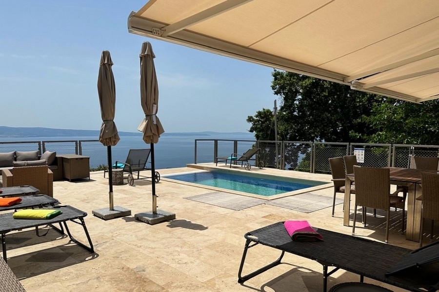 Terrazza solarium con lettini e vista sul mare