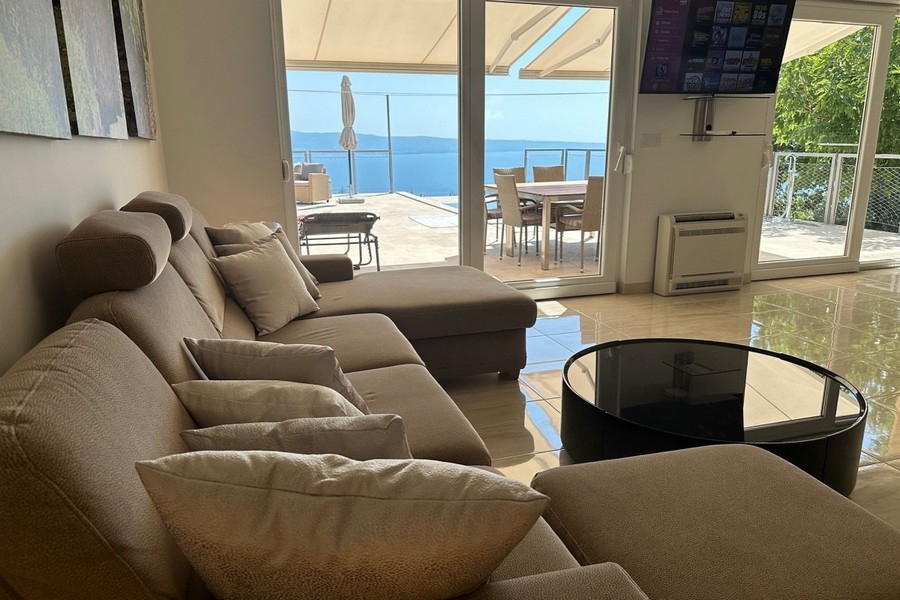 Zona giorno con accesso alla terrazza e vista mare