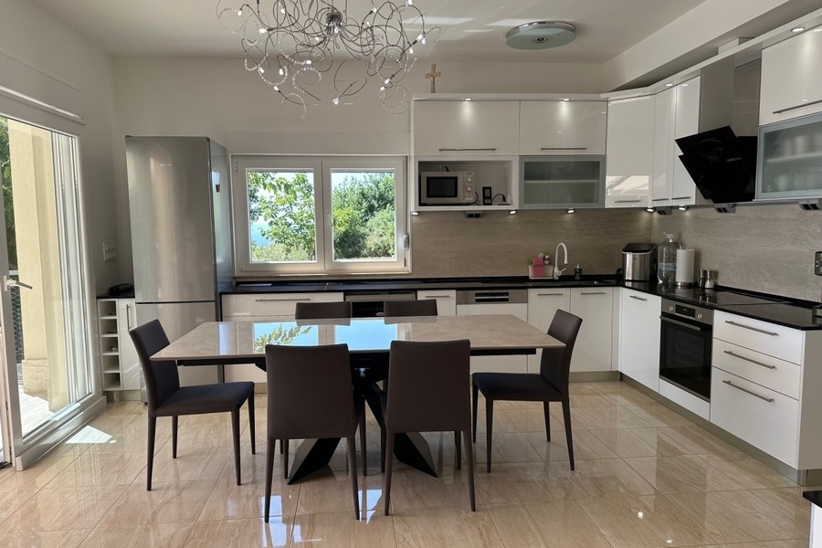 Cucina moderna con zona pranzo ed elettrodomestici di pregio