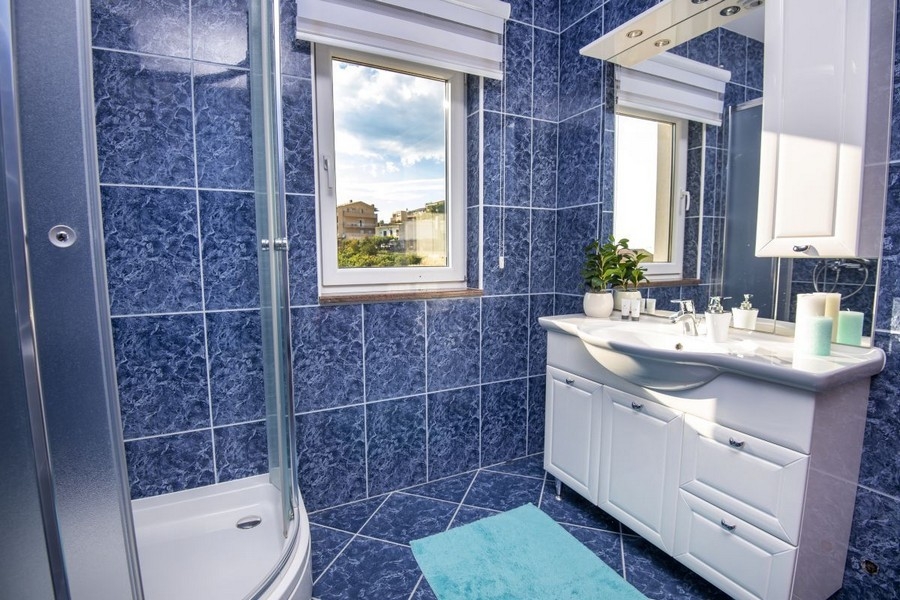 Bagno con doccia e finestra