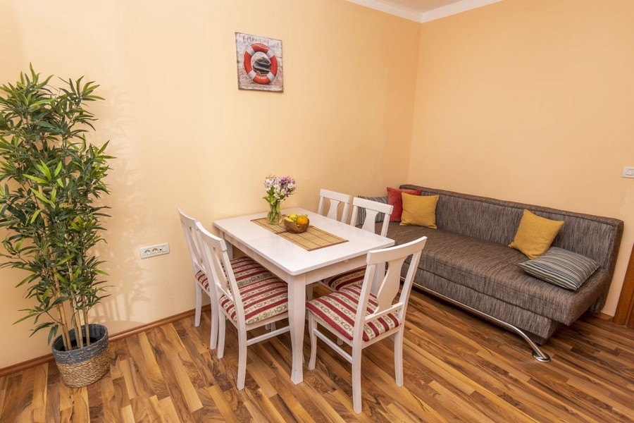 Zona pranzo con tavolo e sedie
