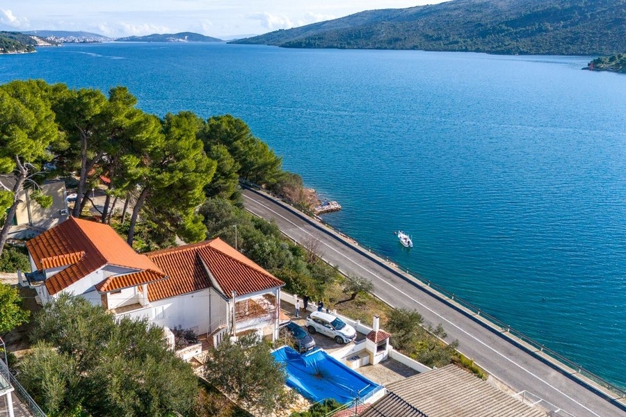 Casa sul mare in vendita vicino a Trogir in Croazia.