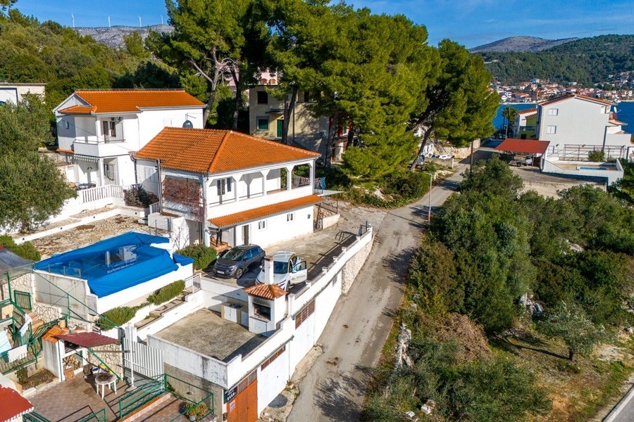 Casa con 6 appartamenti e piscina in vendita vicino a Trogir, Dalmazia.