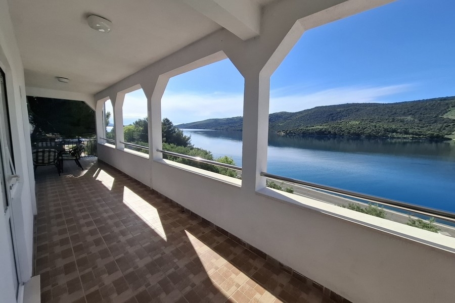 Casa con vista mare in vendita vicino a Trogir in Croazia.