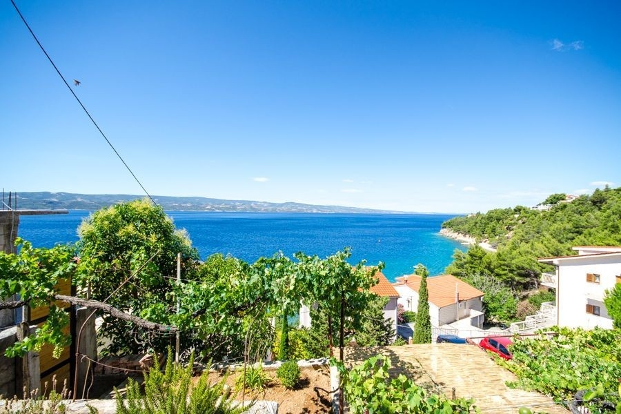 Camera da letto con balcone e vista mare