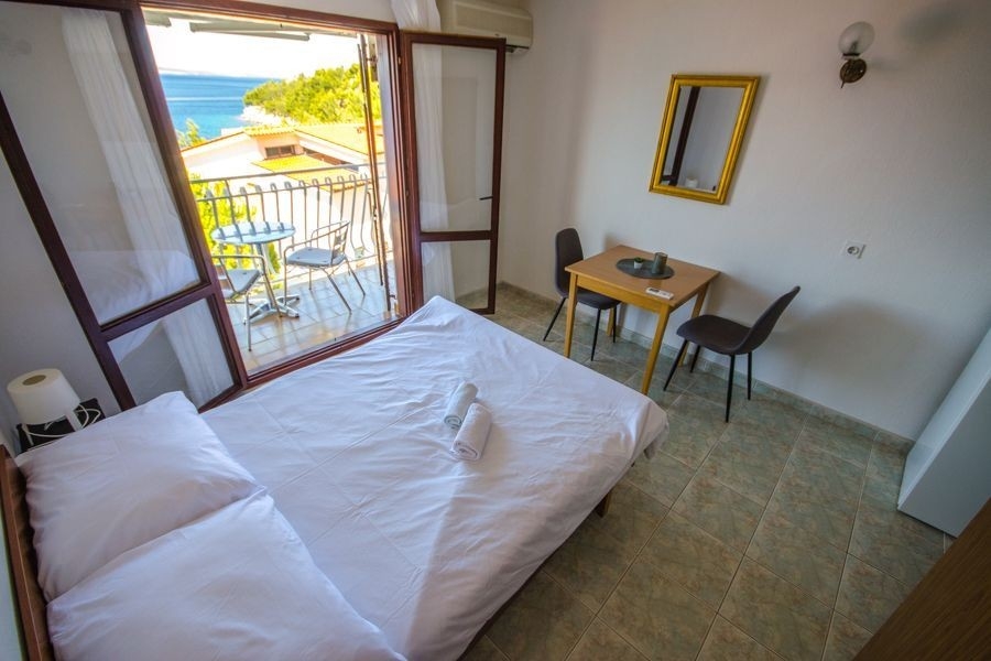 Camera da letto con accesso diretto al balcone e vista mare