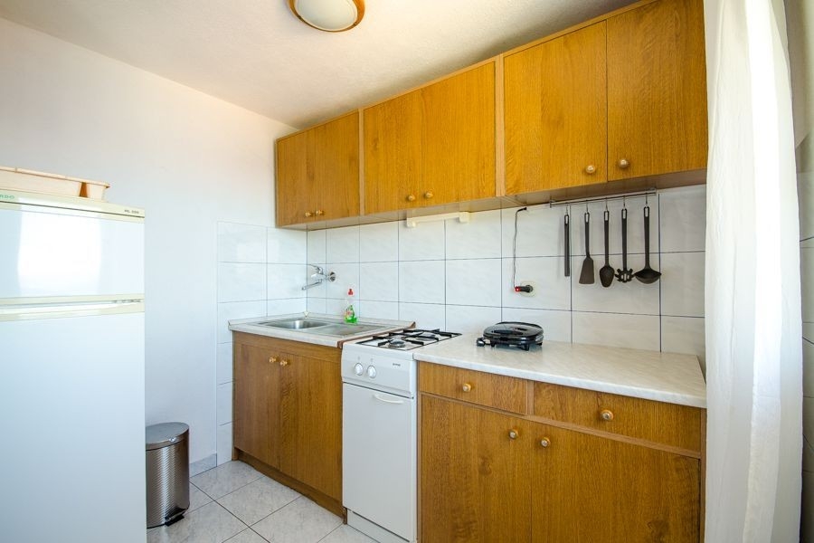Cucina compatta con elettrodomestici