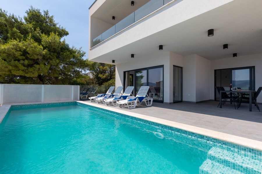 Villa moderna con piscina vicino a Ploce nella Dalmazia meridionale in Croazia.
