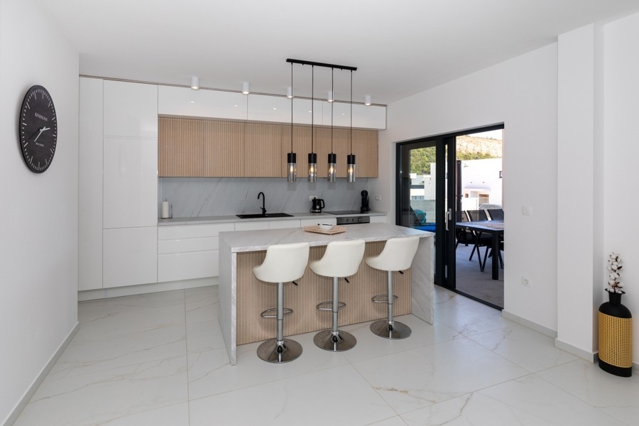 Cucina contemporanea con isola e accesso alla terrazza