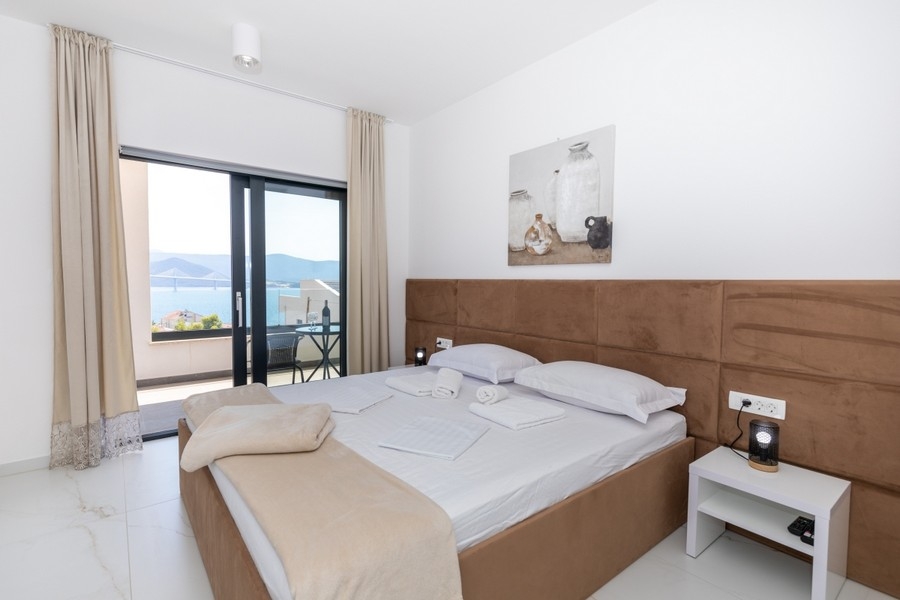 Camera da letto con letto matrimoniale e balcone con vista mare