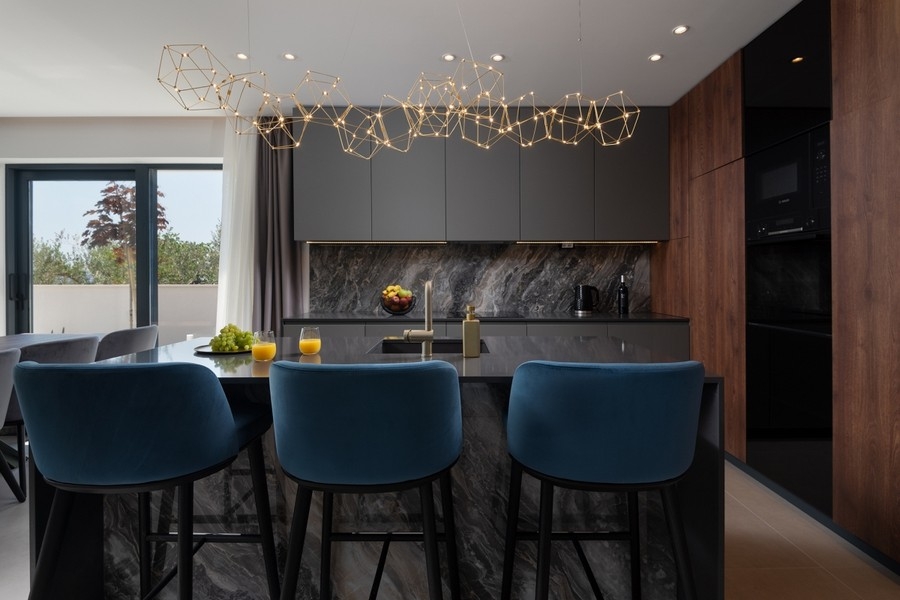 Cucina con zona pranzo integrata in una villa moderna