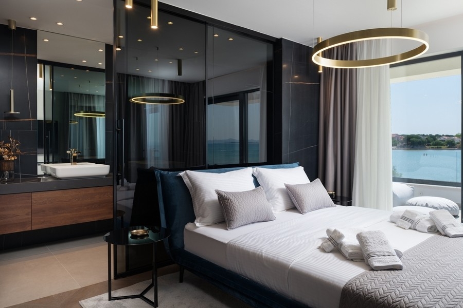 Camera da letto con vista mare in una villa moderna in Croazia