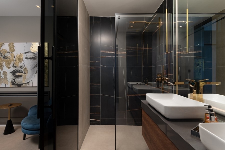 Bagno con dotazioni moderne e materiali di pregio
