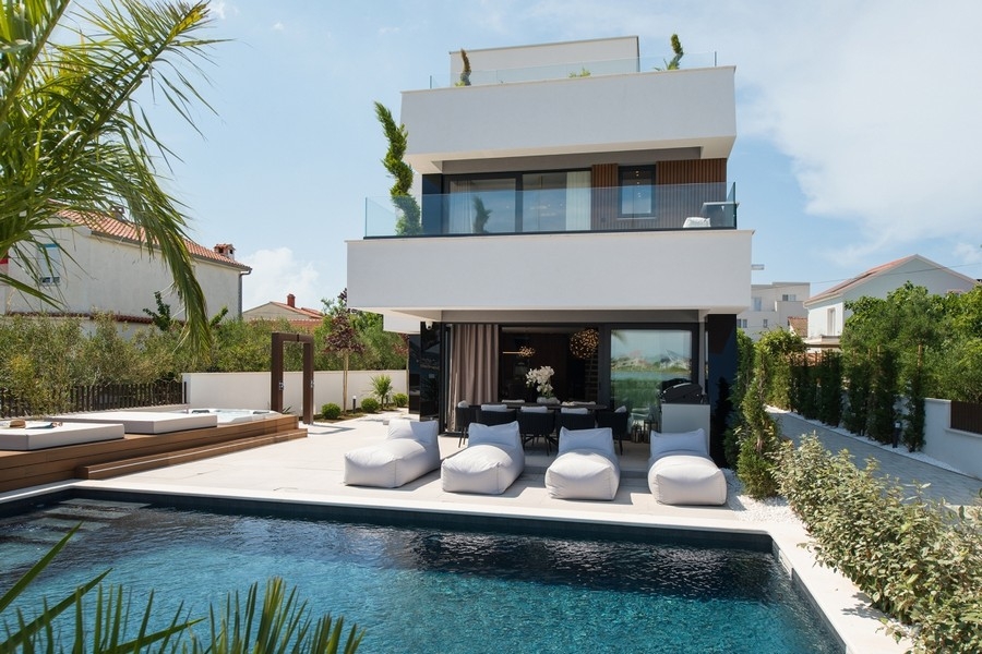 Moderna villa con piscina in vendita direttamente sul mare vicino a Zadar.
