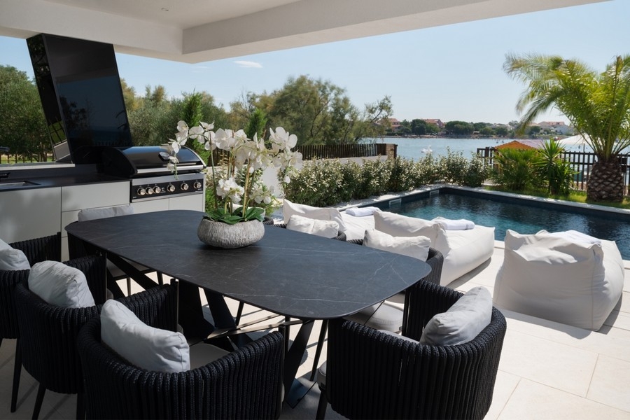 Cucina esterna con terrazza, piscina e vista mare in Croazia