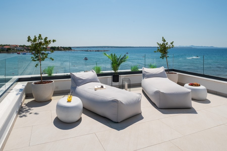 Terrazza sul tetto con lettini e vista panoramica sul mare