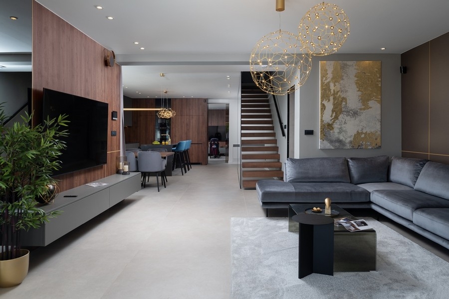 Soggiorno con ambienti aperti in una villa moderna