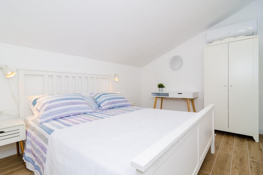 Camera da letto luminosa con soffitto mansardato