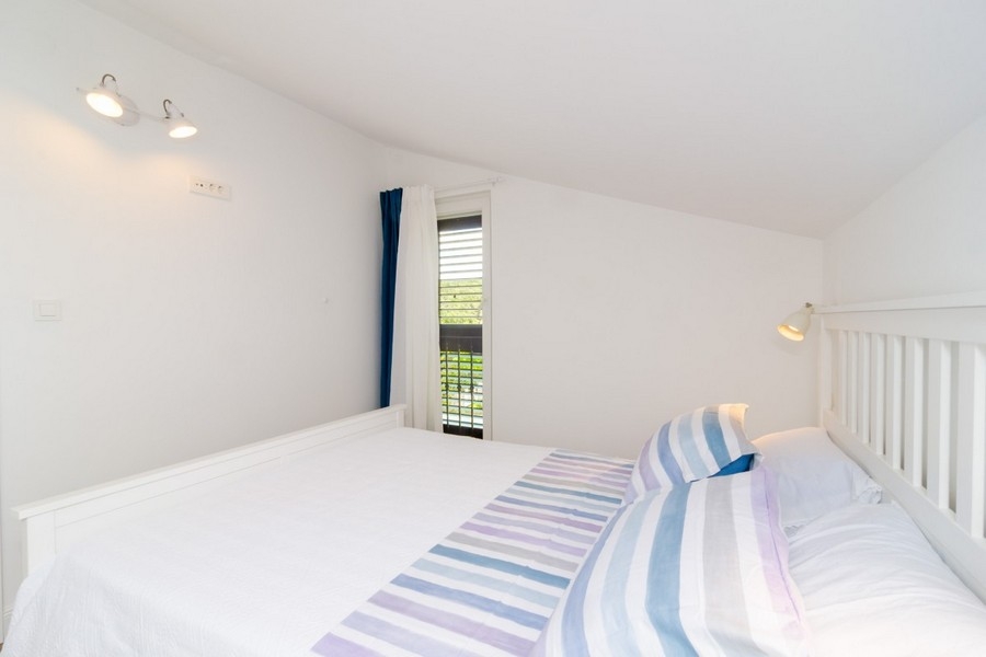 Camera da letto con accesso al balcone