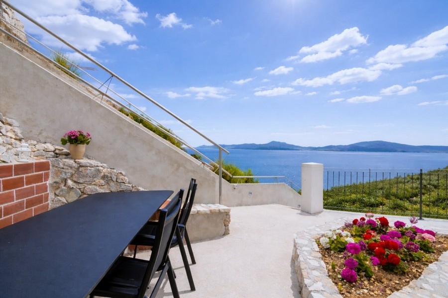 Terrazza con vista mare e zona salotto