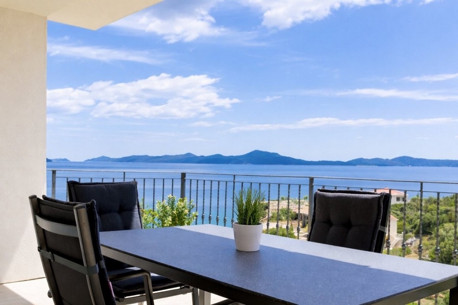 Terrazza coperta con vista sul mare e sulle isole