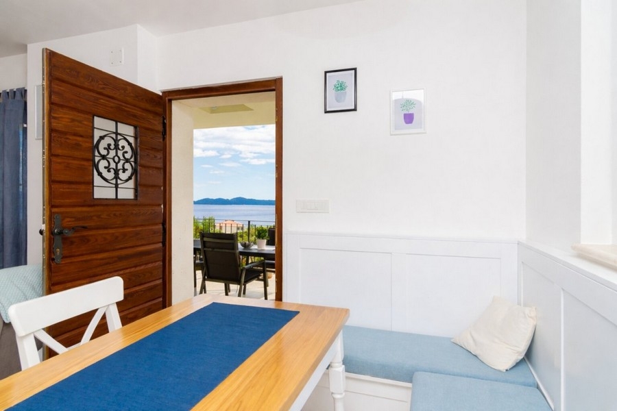 Zona pranzo con accesso alla terrazza e vista mare