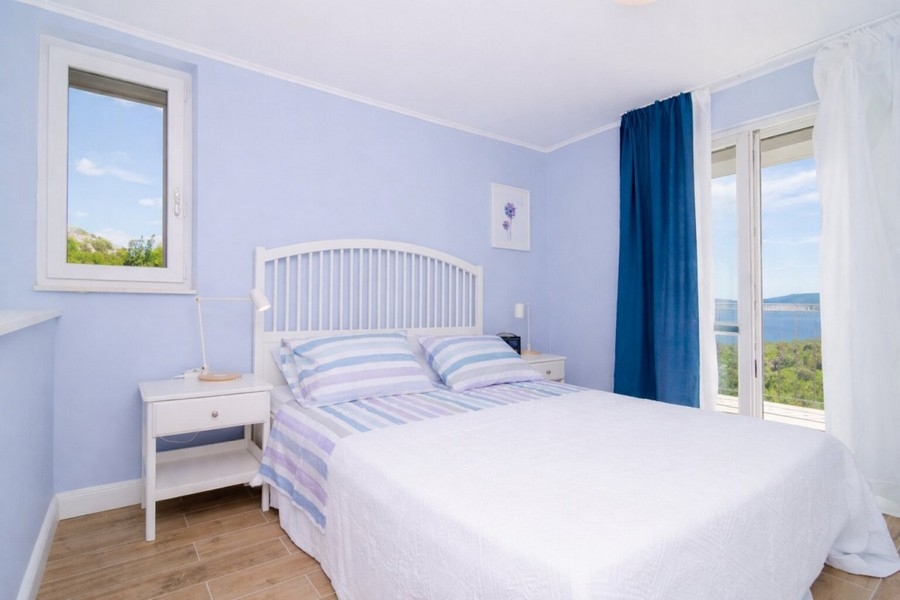 Camera da letto con letto matrimoniale e vista mare
