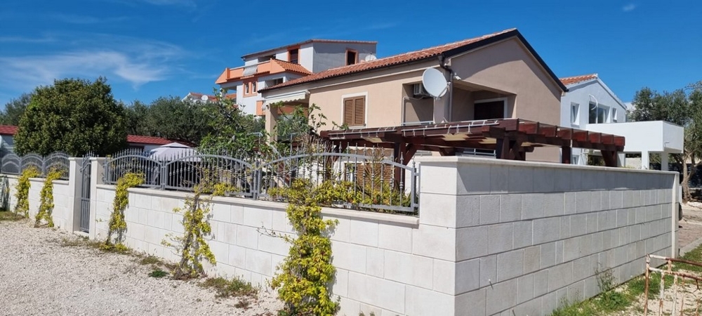 Casa vicino al mare in vendita vicino a Zadar.