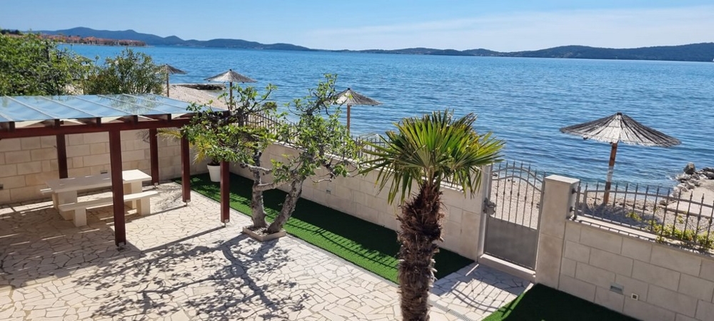Terrazza con pergola e accesso diretto alla spiaggia e vista mare a Bibinje Croazia