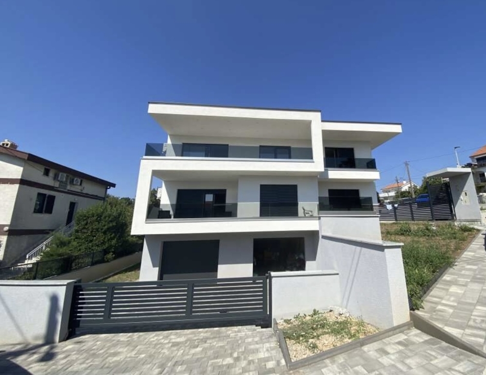Villa moderna con balconi e terreno recintato