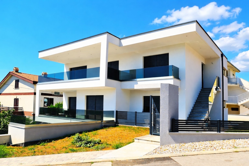 Casa di nuova costruzione dall'architettura lineare e scala esterna