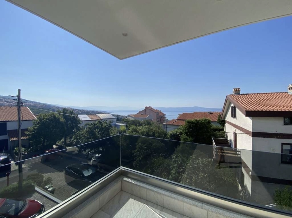 Terrazza con parapetto in vetro e vista mare