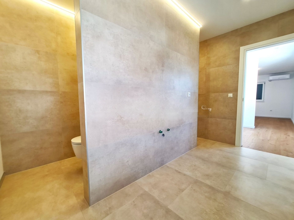 Bagno moderno con piastrelle di grande formato