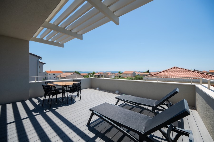 Piscina e terrazza dell'immobile H3883 a Privlaka