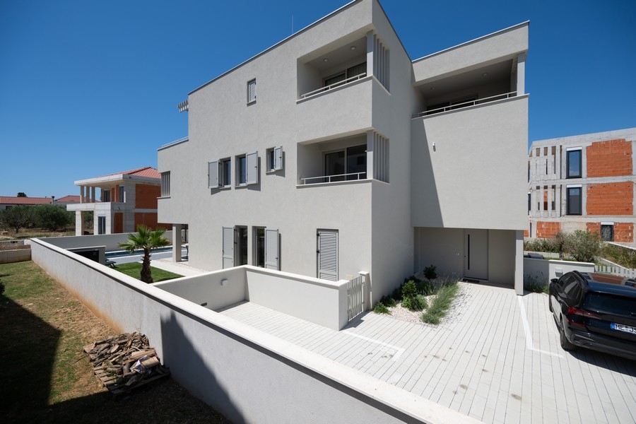 Casa bianca con logge e palma nel cortile interno