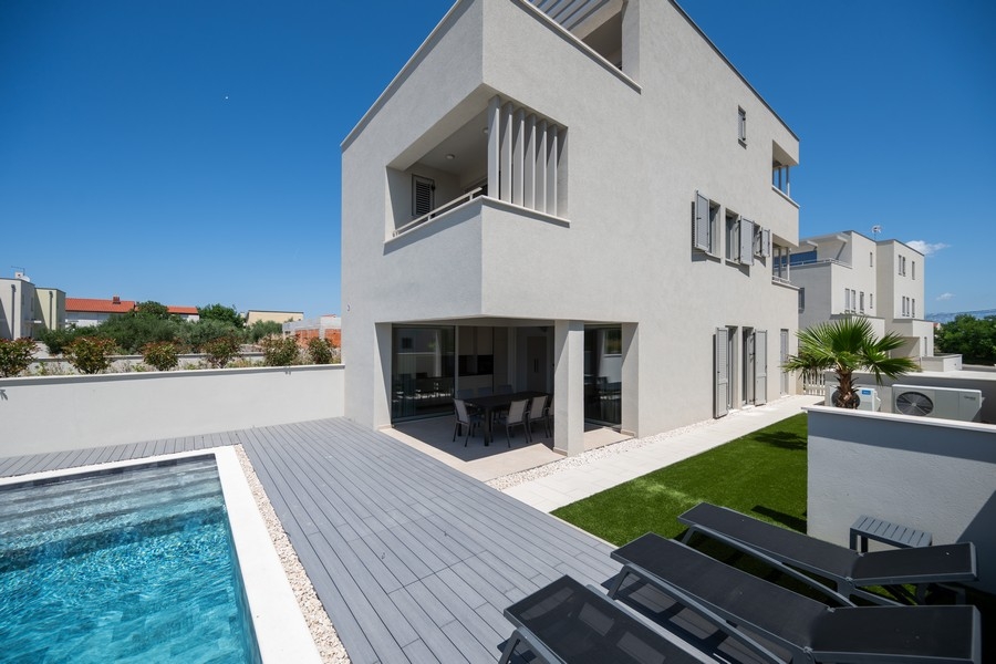 Terrazza con accesso alla zona giorno e alla piscina
