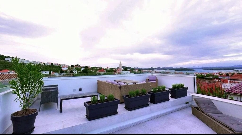 Terrazza sul tetto dell'immobile H3887 a Murter in Croazia.