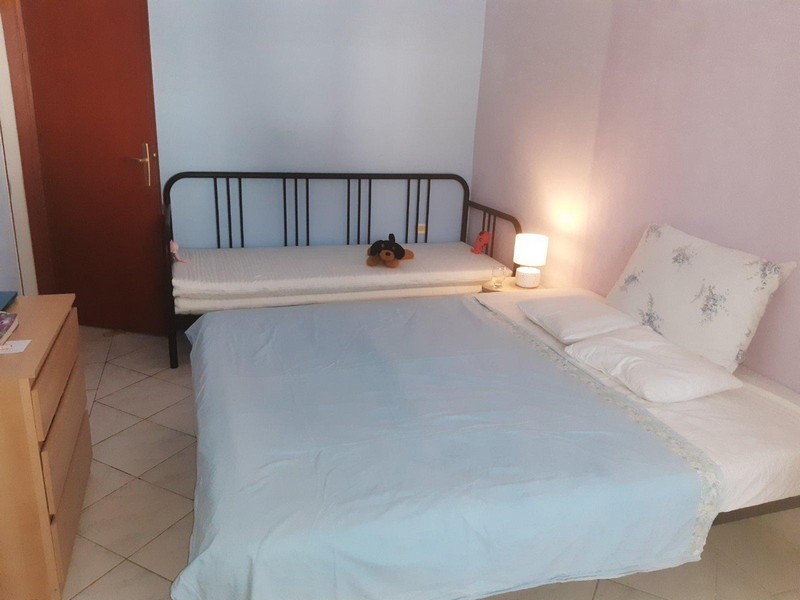 Camera da letto con letto matrimoniale e letto singolo aggiuntivo