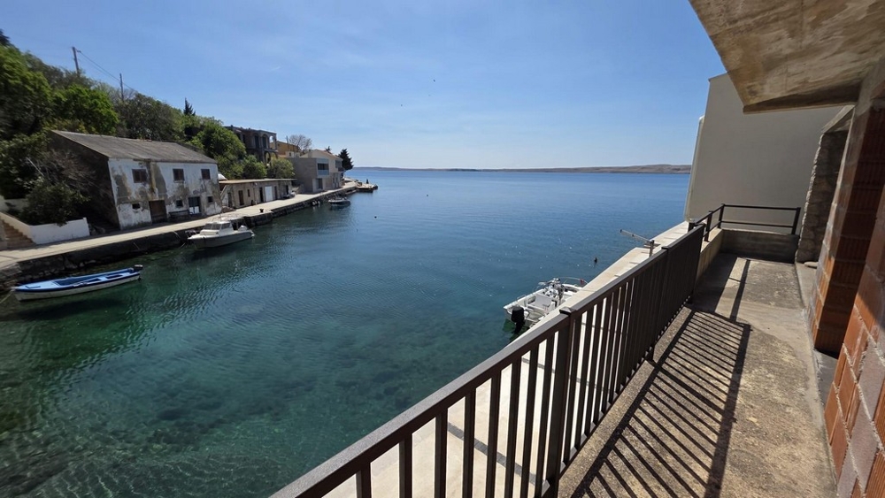 Balcone direttamente sul mare con vista libera su una baia tranquilla