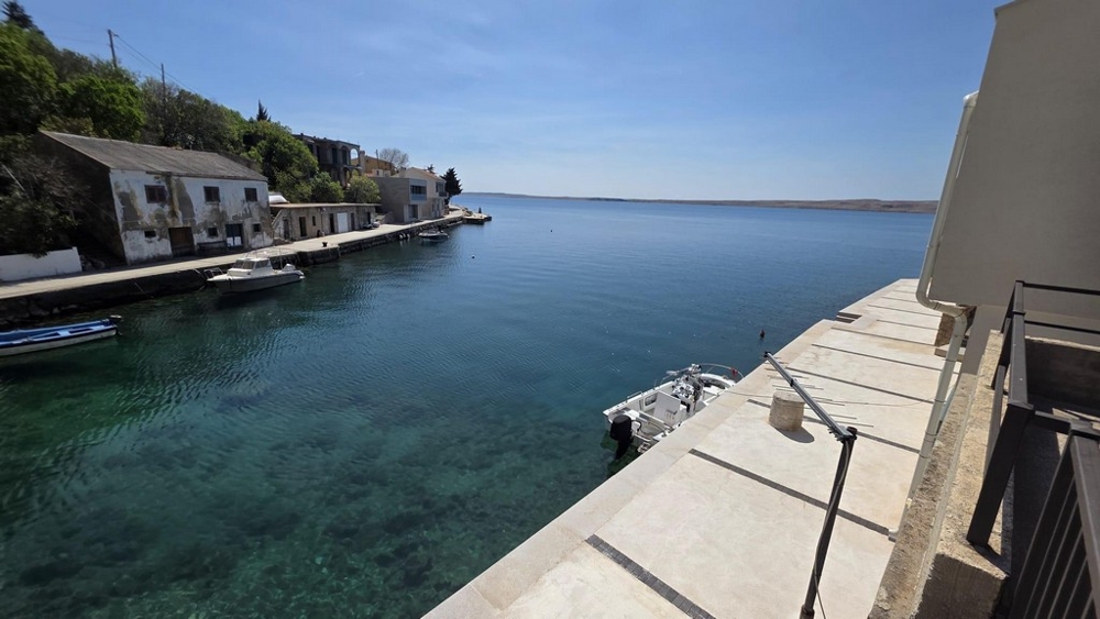 Terrazza in prima fila sull'acqua con ormeggio per barca e vista mare