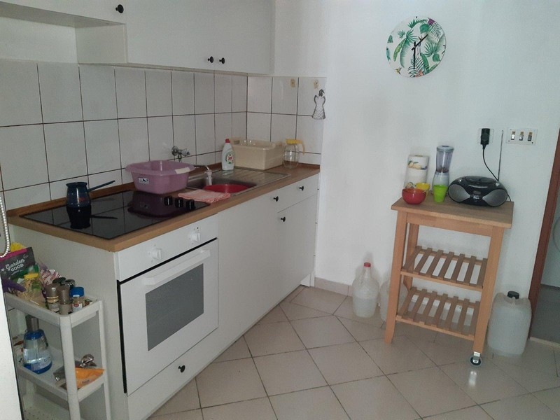 Cucina con elettrodomestici da incasso e dotazioni funzionali